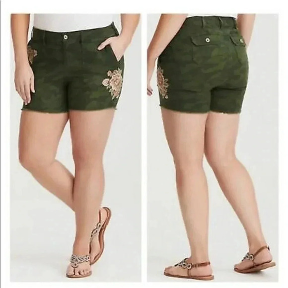 Torrid NWT Cut Off Floral Camo Embroidered Shorts Size 18 - Picture 1 of 6